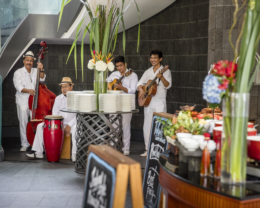 Bottomless Brunch in Singapore: The Knolls at Capella Jazzes Things Up With Roving Musicians