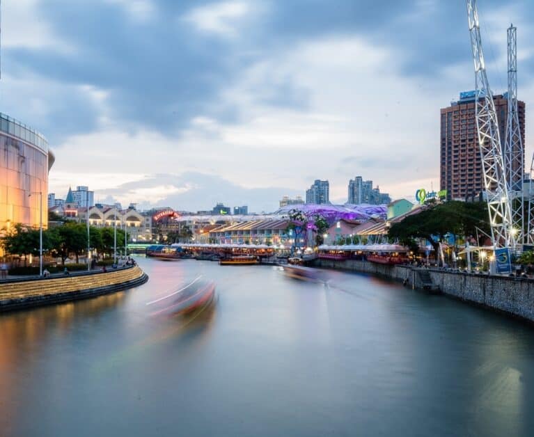 A Dining Guide to Clarke Quay: Best Restaurants and Bars in Singapore’s Riverfront Entertainment Enclave