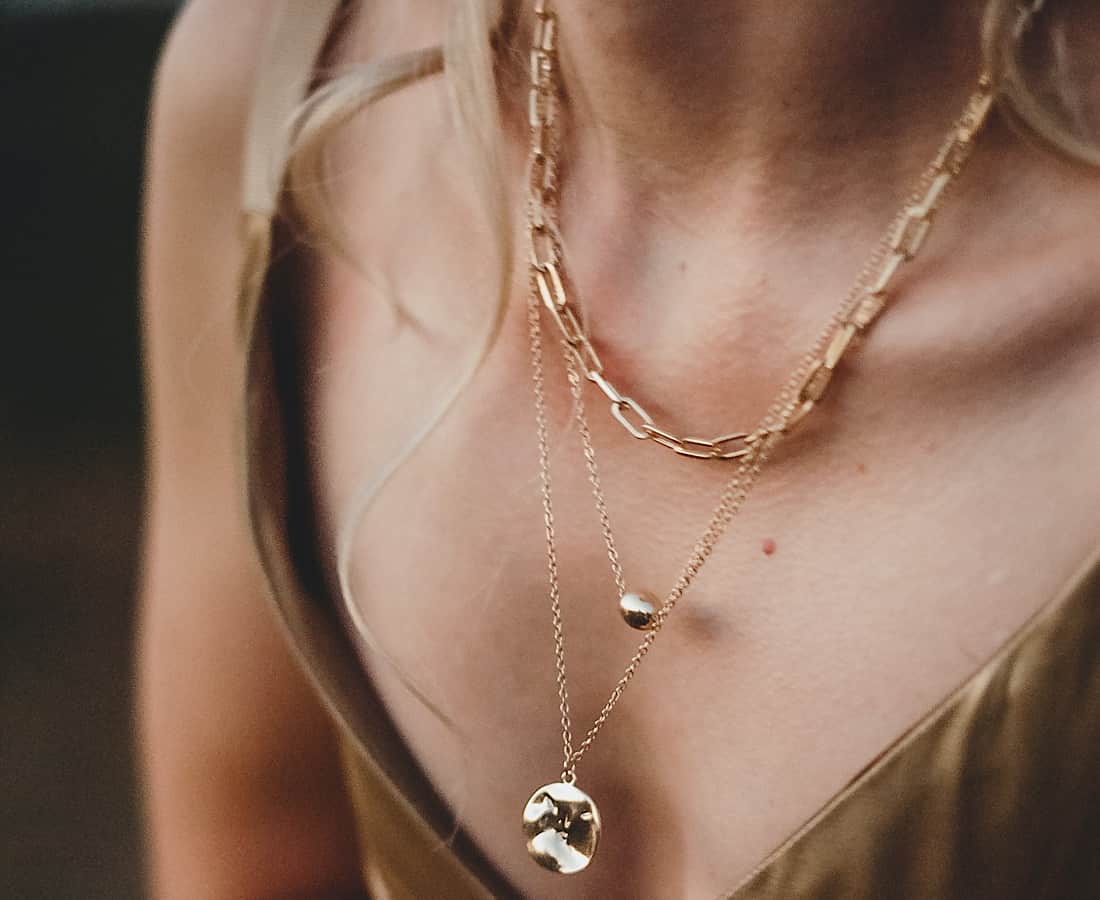 HOW TO LAYER NECKLACES LIKE A FASHION PRO - NotJessFashion