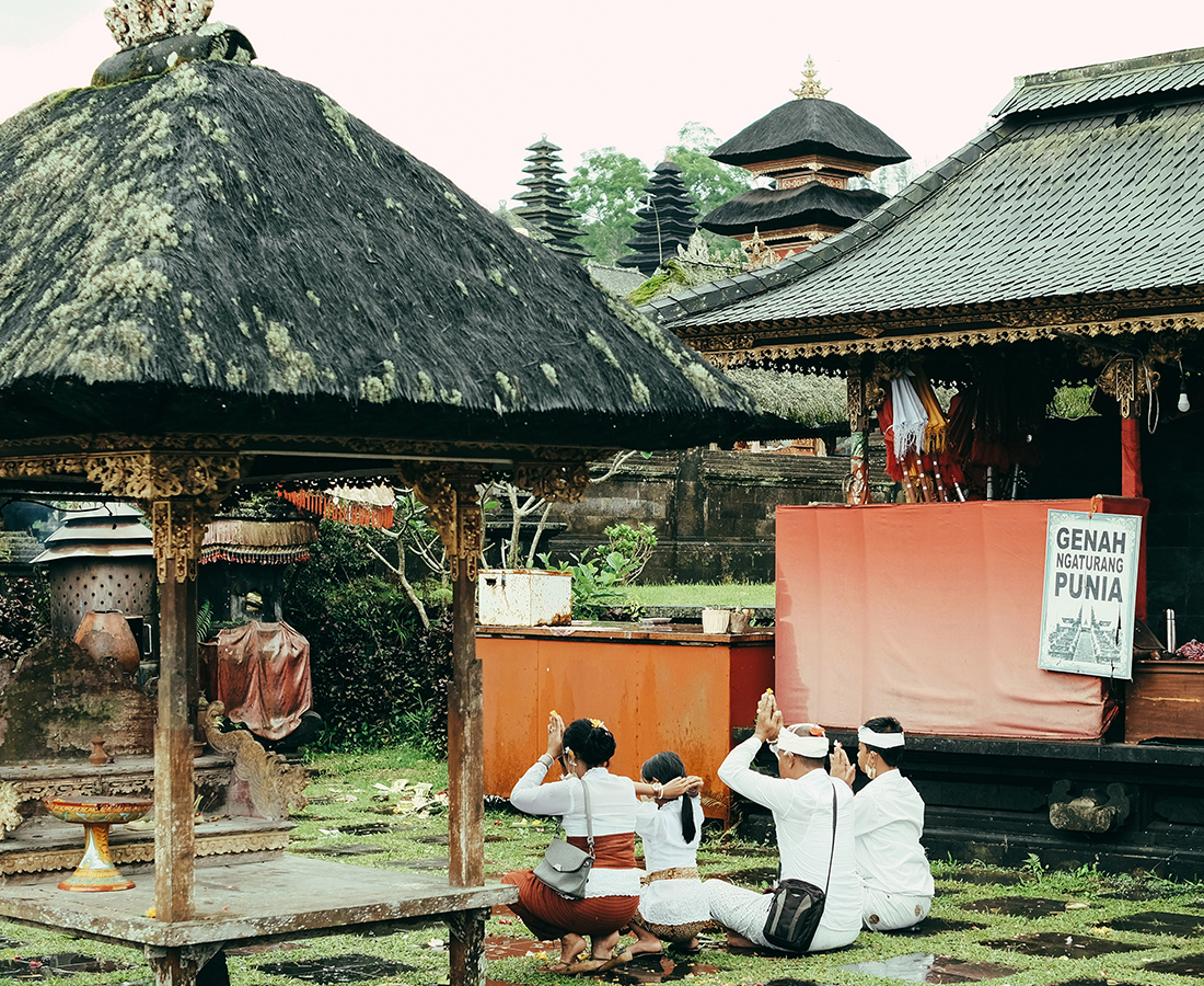 balinese family praying at the temple