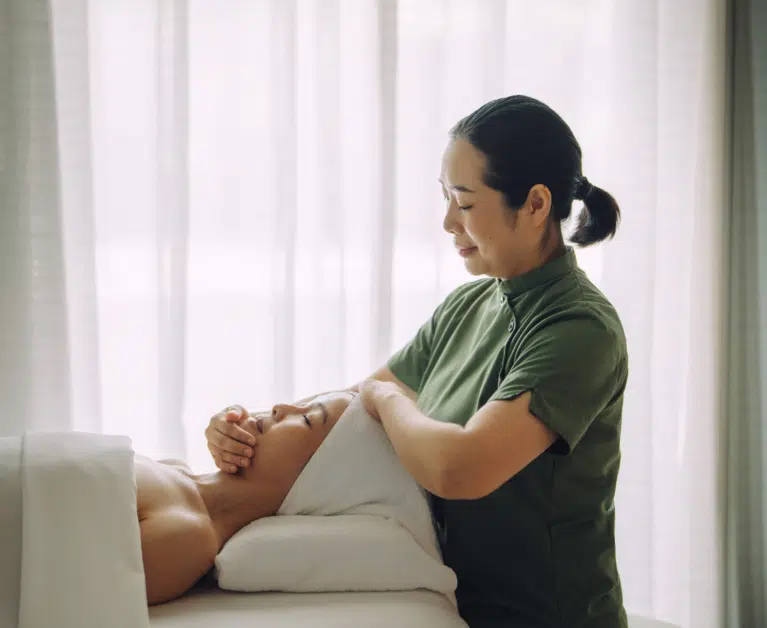 Face Massages in Singapore to Lift, Sculpt, and Get That Glowing Skin