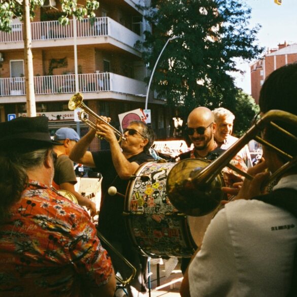 an image of band street busking in barcelona city
