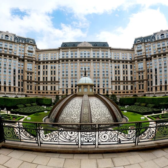 a photo of the jardim secreto and hotel facade of grand lisboa palace resort in macau