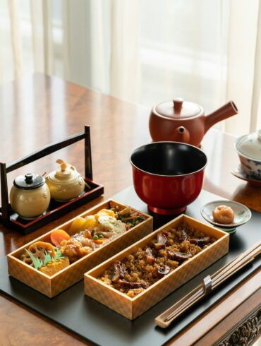 Hitsumabushi Bento : chopped kabayaki eel on rice “Hitsumabushi” is famous dish in Nagoya area. It is close to “Teriyaki” taste.