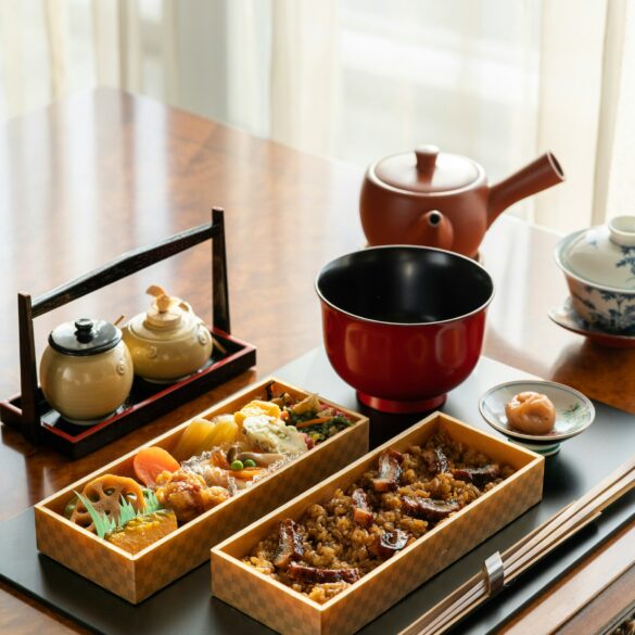 Hitsumabushi Bento : chopped kabayaki eel on rice “Hitsumabushi” is famous dish in Nagoya area. It is close to “Teriyaki” taste.