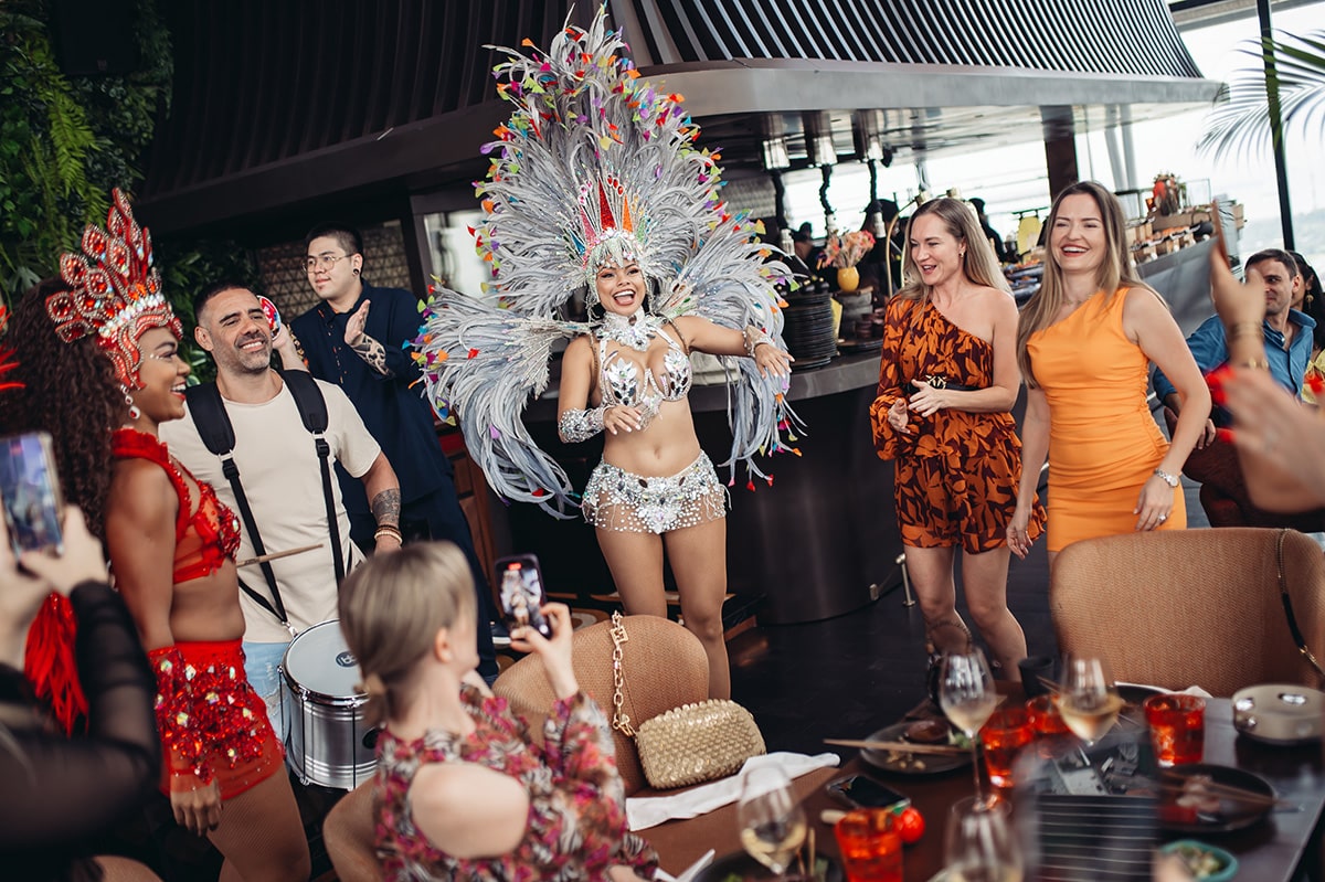 Samba dancers performing at SUSHISAMBA brunch during F1 Singapore 2025, with guests enjoying Latin-inspired entertainment and skyline views.
