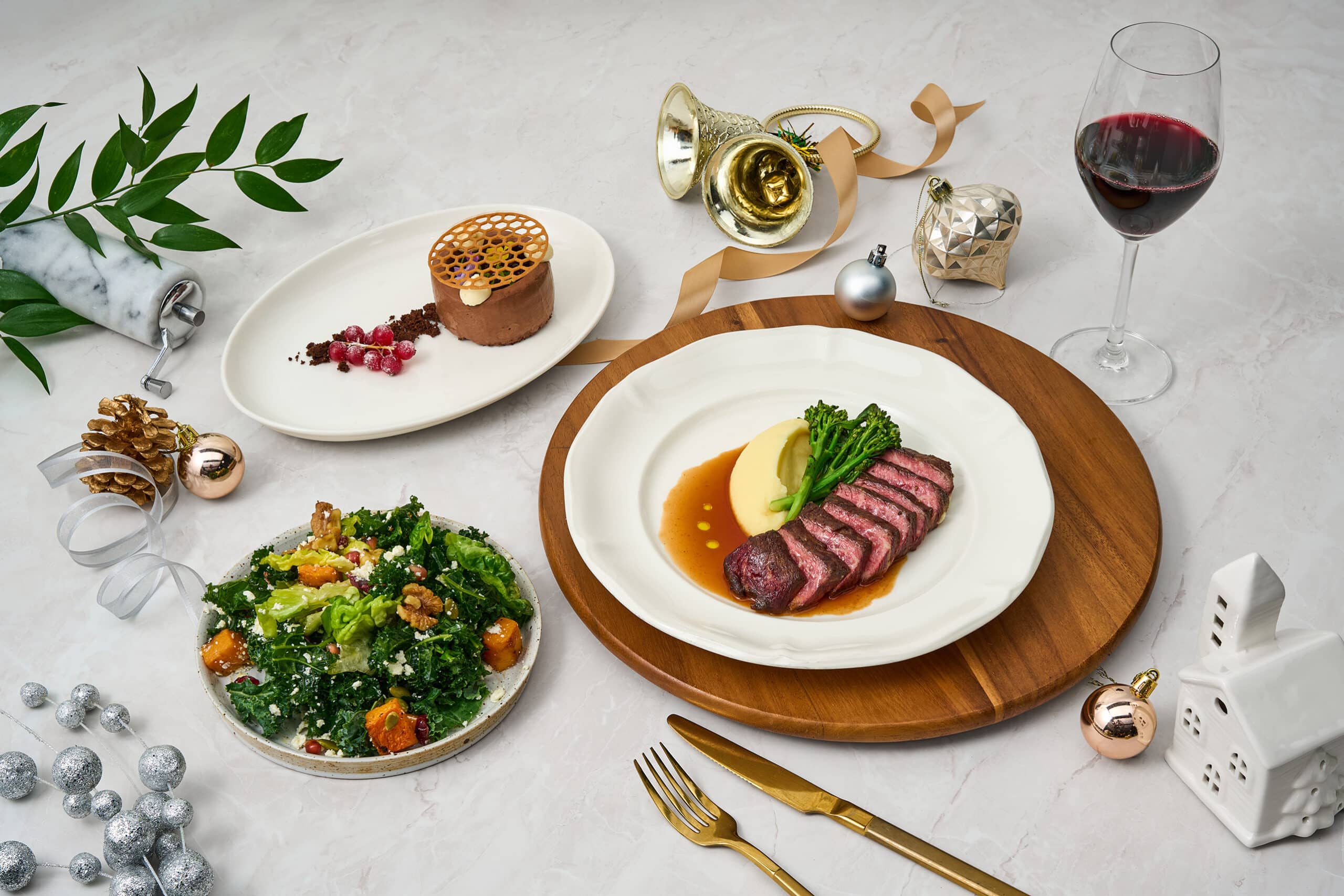 Market Bistro’s festive dine-in set with grain-fed Angus flat iron steak, salad, and chocolate mousse — a refined option for corporate Christmas dining in the CBD.